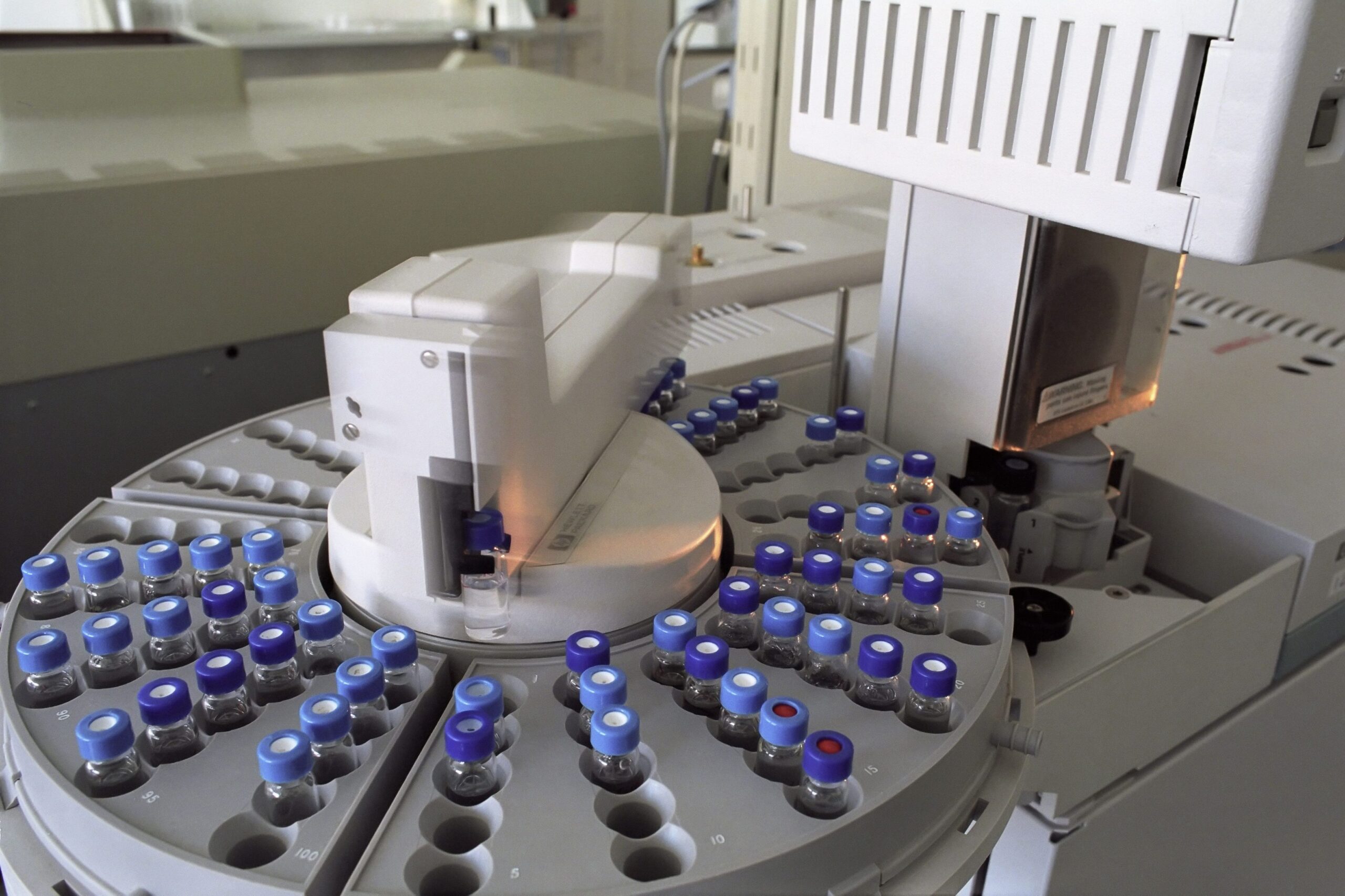 Laboratory analytical instrument with sample vials